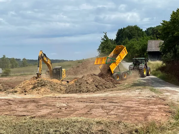 Erdarbeiten aushub cat 325d john deere 6195r