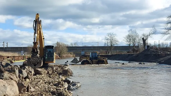 Gewaesserbau uferbefestigung cat 323d cat 950