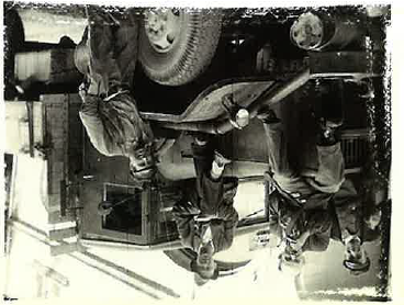 Historische Aufnahme eines alten Militär-LKW aus den Anfangsjahren