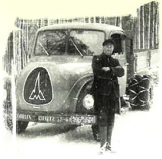 Historische Aufnahme mit Fahrer vor dem alten Militär-LKW